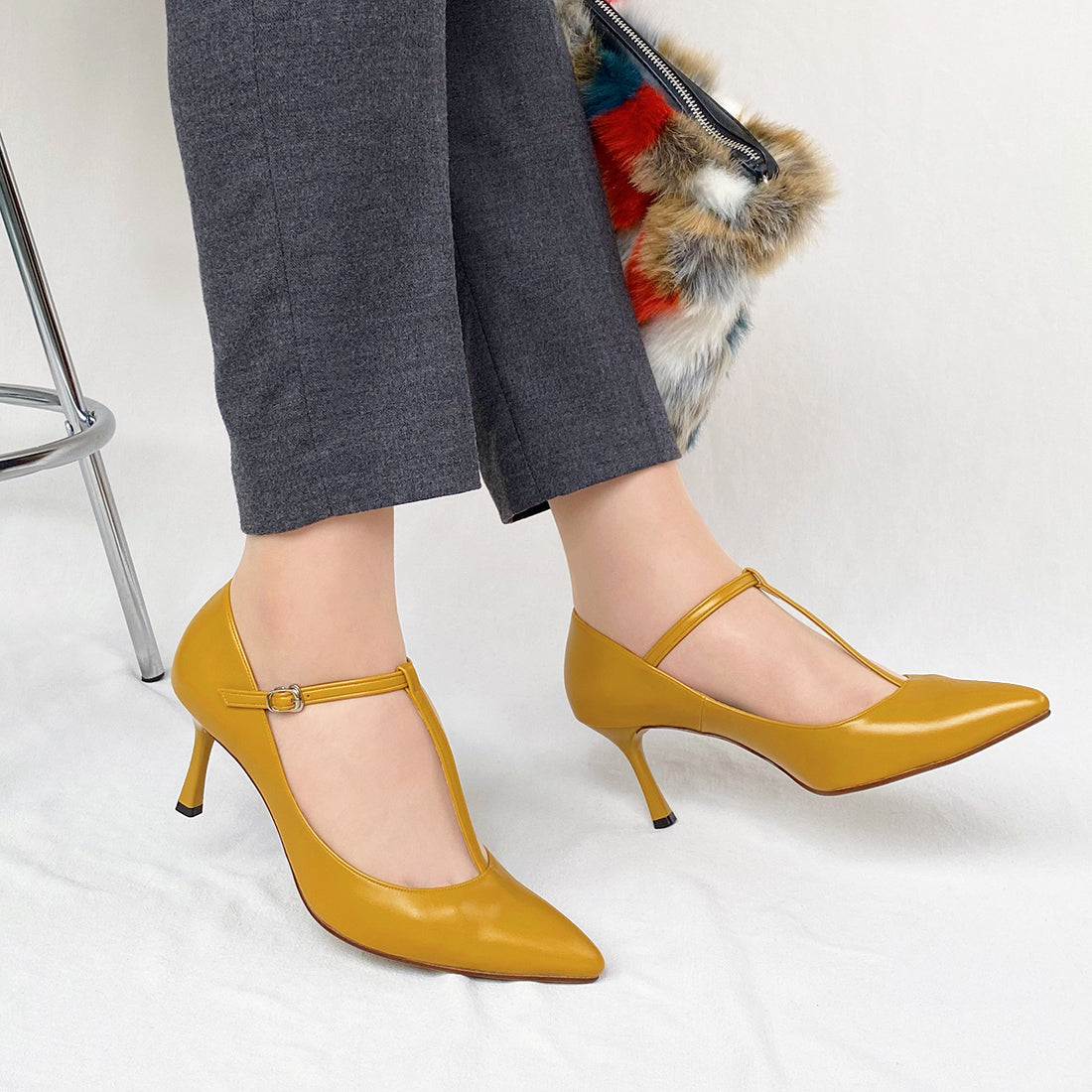 30%OFF：Tストラップ パンプス 7cmヒール（m72003）マスタード