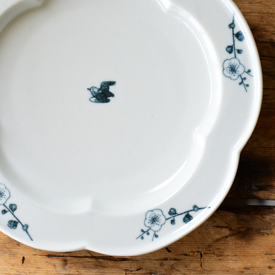 レコメンド :: 植物モチーフの器 :: 梅花 6寸皿 - マルミツウェブ