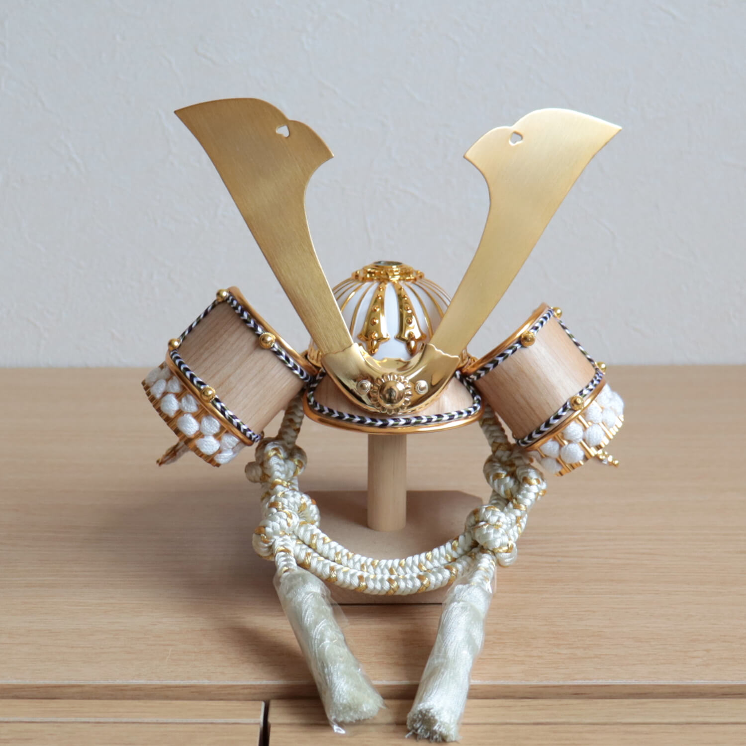 真作】掛軸 太刀兜 武具と太刀の雅趣 武者飾り 勇壮絵 共箱入 U104 五