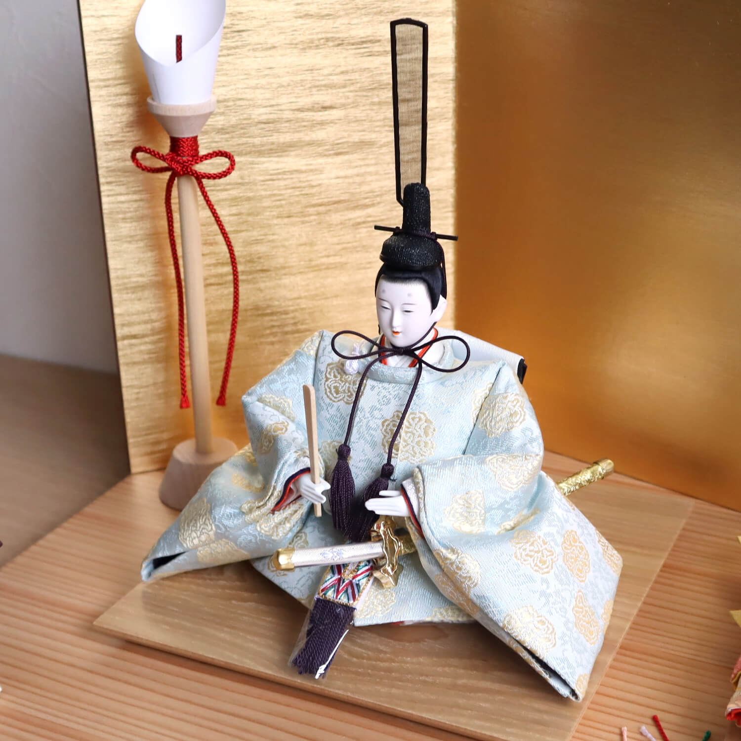 大橋弌峰作 京都 芥子 正絹西陣織有職雛 済美箔屏風 木製燭台 繭紅白梅