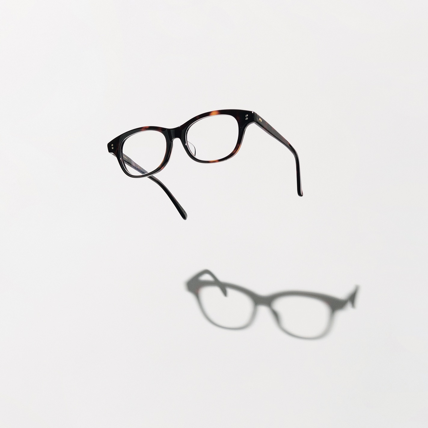 名品セレクション】英国ファッション文化から着想した＜白山眼鏡店＞の