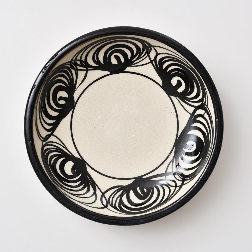 瀬戸本業窯 馬の目皿 7.5寸 黒 ｜ みんげい おくむら （日本と世界の民芸）