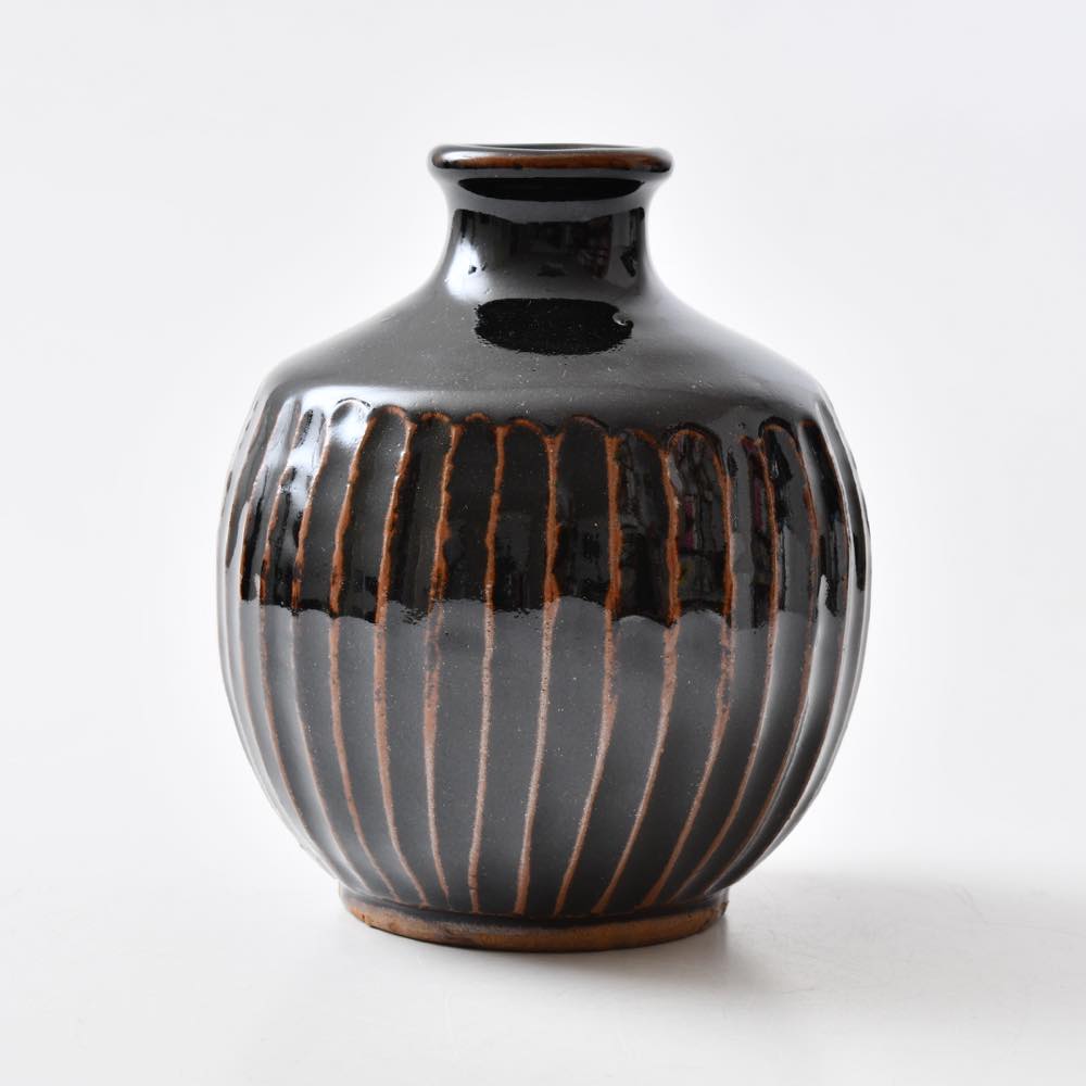 丹波立杭焼 俊彦窯 黒釉 しのぎ 花瓶 ｜ みんげい おくむら （日本と