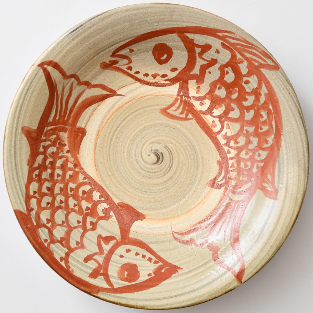 読谷山焼・北窯 松田米司 赤絵尺皿 魚文 ｜ みんげい おくむら （日本