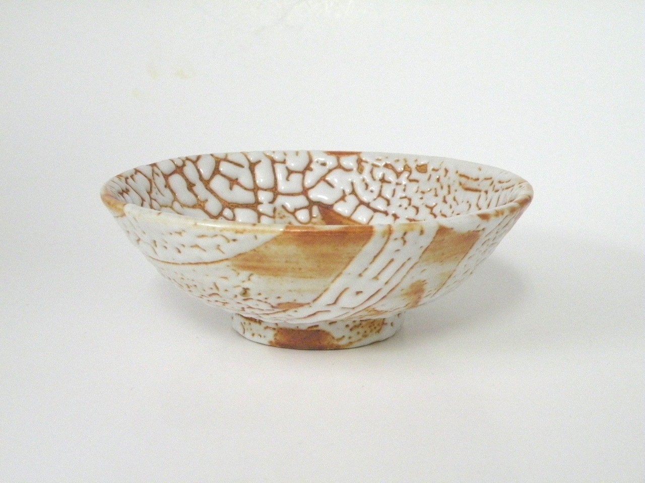 美濃焼伝統工芸品協同組合 | 梅花皮赤志野平小鉢