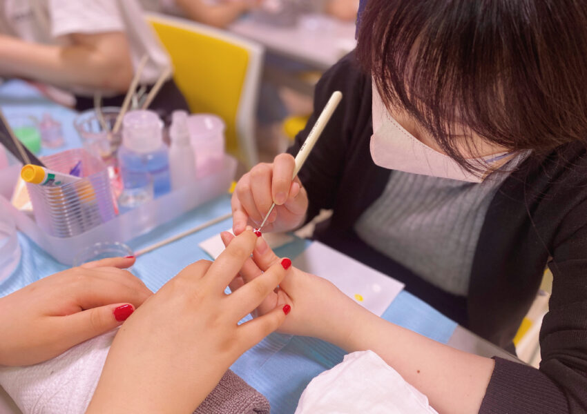 1年生のネイルの授業 | エステ・メイク・ネイルなど美容の専門学校なら