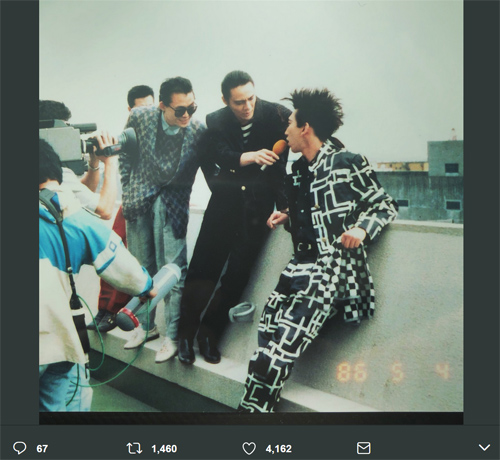 音楽】布袋寅泰、BOOWY時代の写真投稿、氷室からマイクを向けられる姿