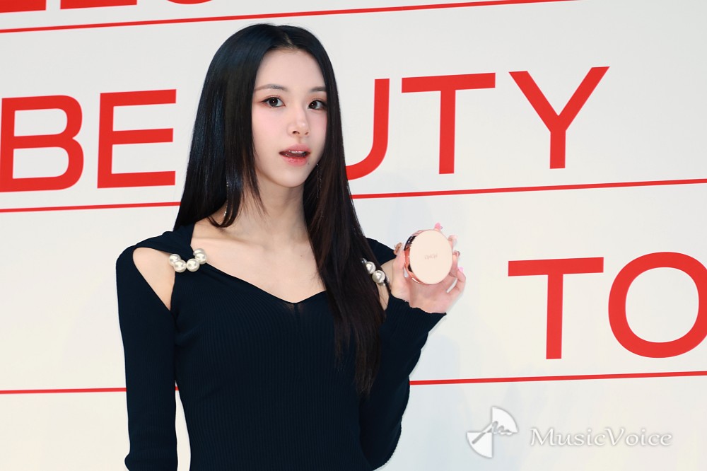 動画】TWICEチェヨン、美脚際立つミニワンピ姿で登場 ポイントは秋色