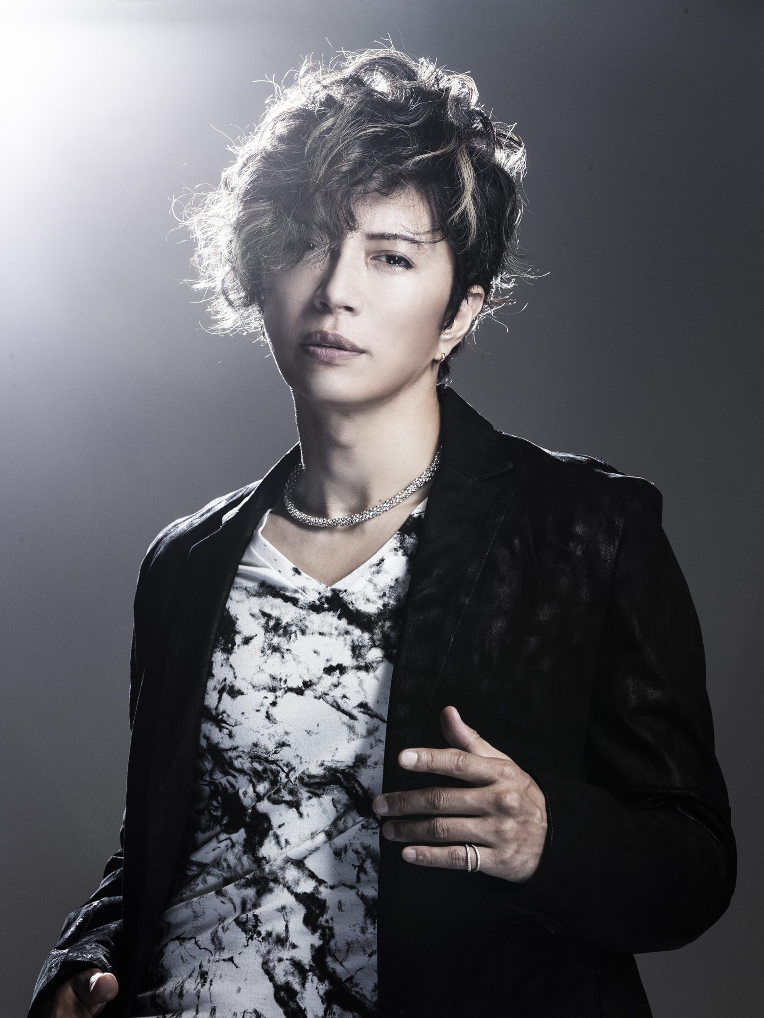 GACKT、20周年ツアー「KHAOS」東京公演で披露された全14曲をオンエア