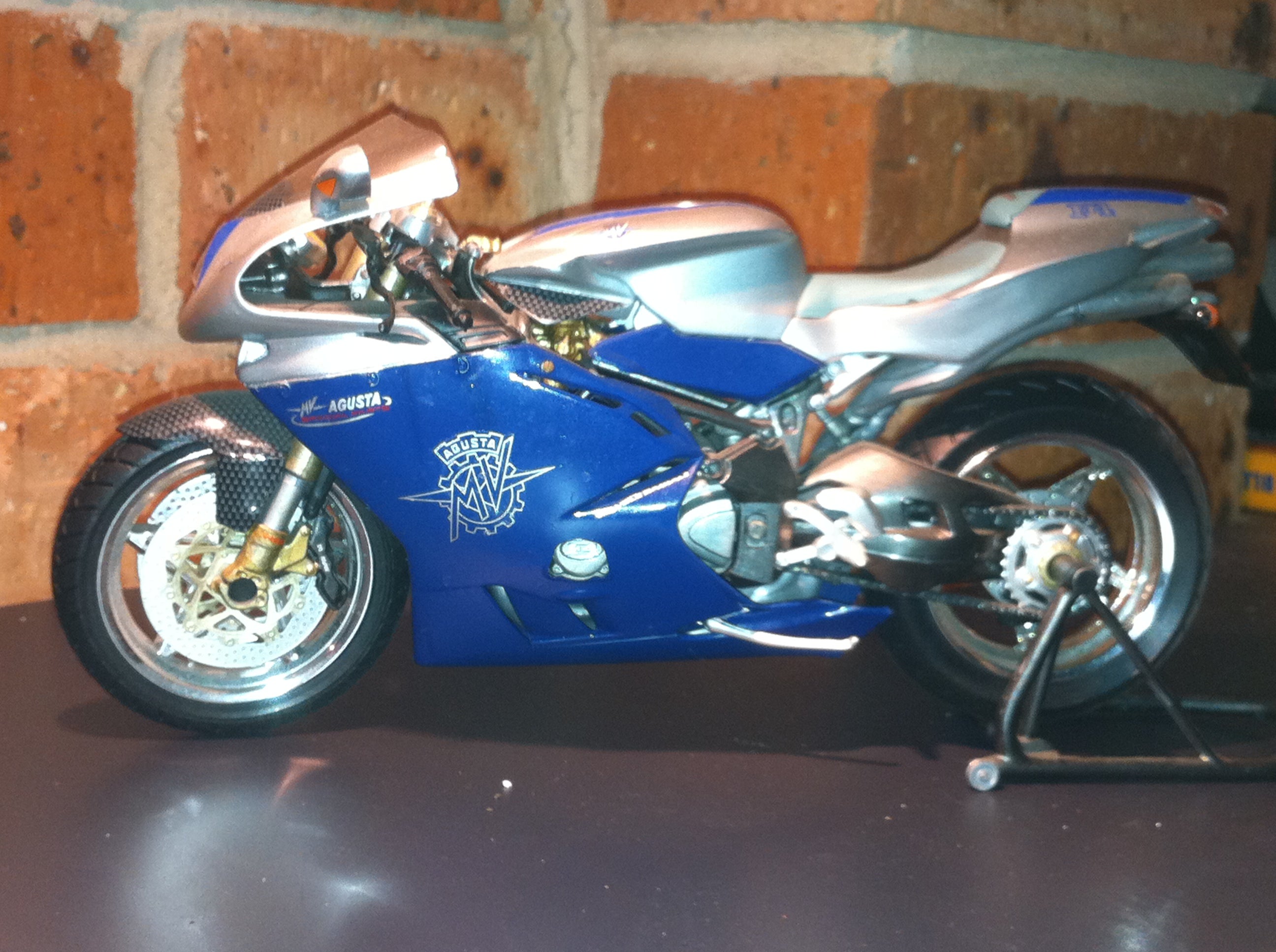 For Sale : REVELL MV AGUSTA F4 1/9 SCALE MODEL | MV Agusta Forum