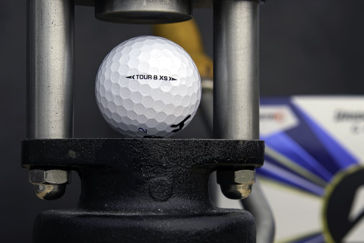 タイガーボールとしても知られるブリヂストン「TOUR B XS」ゴルフ