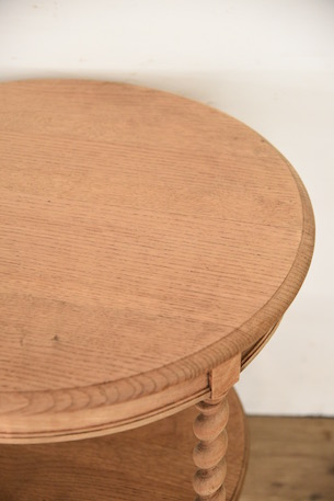 風合い豊かなラウンドサイドテーブル