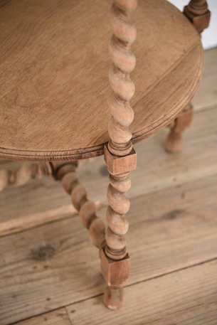 風合い豊かなラウンドサイドテーブル