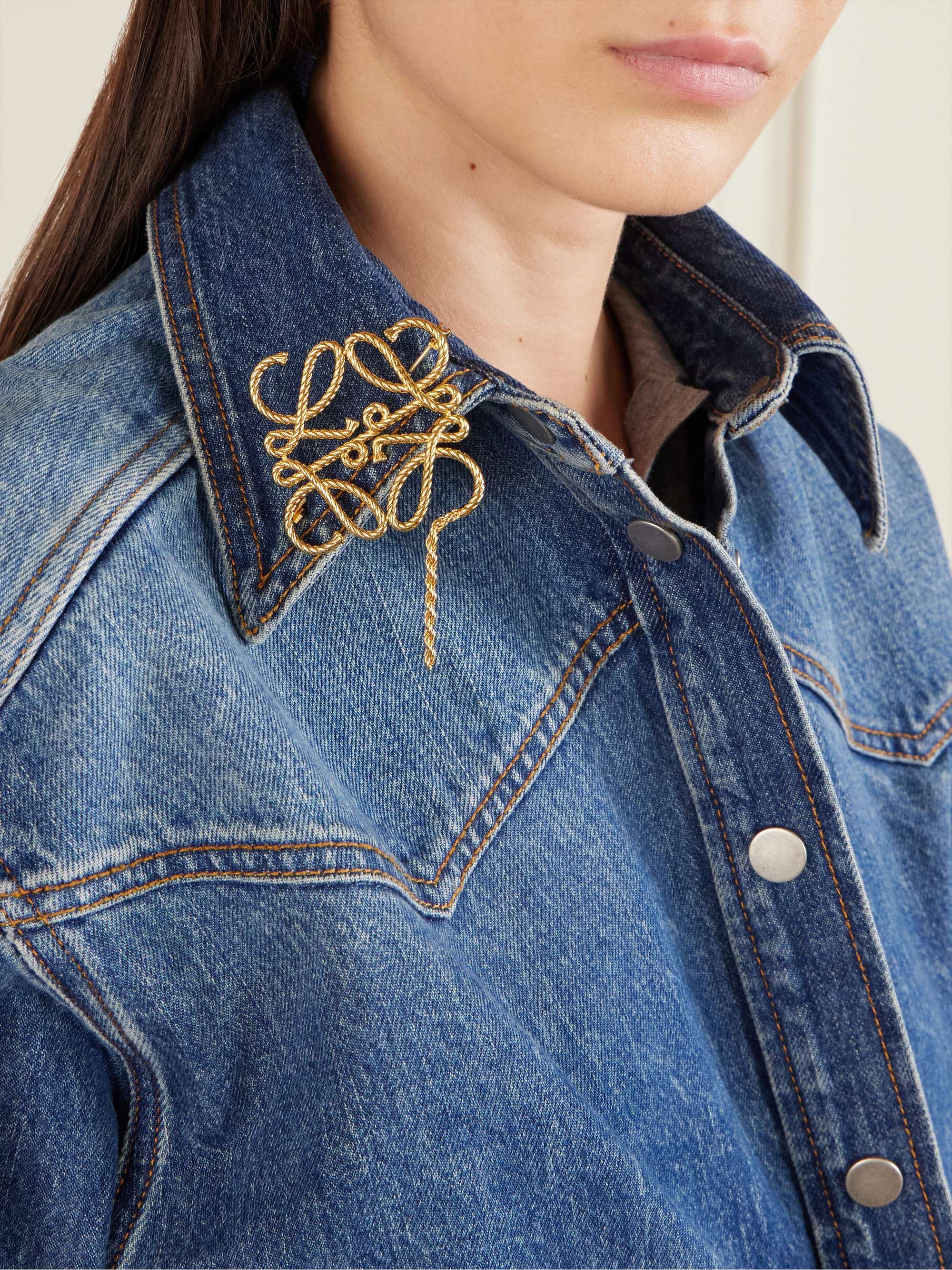 LOEWE Anagram Rope gold-tone brooch | NET-A-PORTER