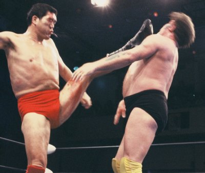 足のサイズ34cmのG馬場の「16文（38cm）キック」なぜ？｜NEWSポストセブン