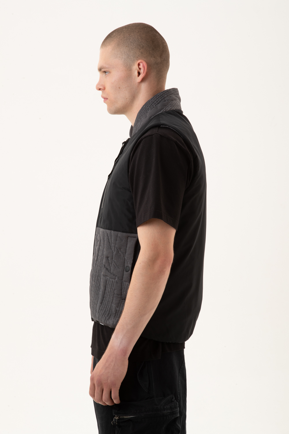 NMN_E23255_223 [NOR _ CHEST POCKET HYBRID 3D KNITTED VEST] – NemeN