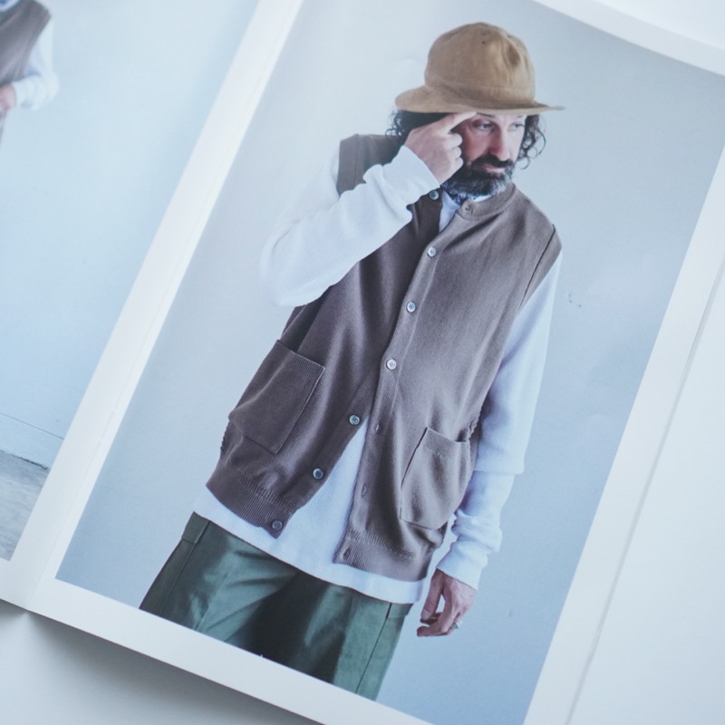 渓谷の水音を想う、『YASHIKI（ヤシキ）』のニットベスト