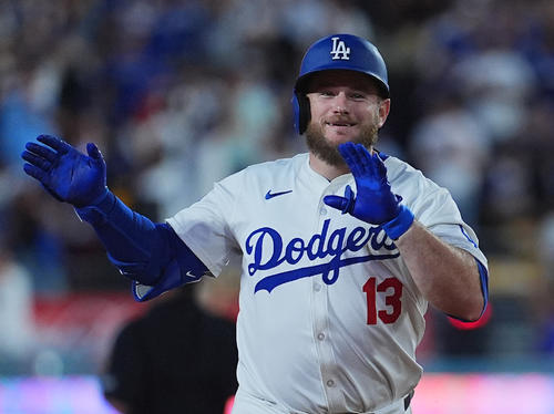 ドジャース、マンシーの「ボブルヘッドデー」で娘が始球式、かわいい姿