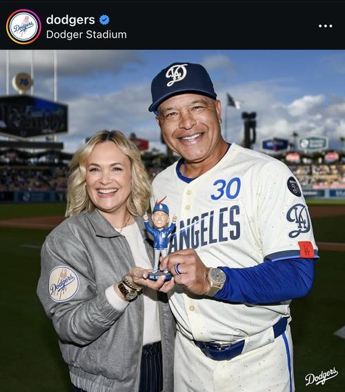 ロバーツ監督、夫人と仲良し2ショットを球団公式が公開 ボブルヘッド