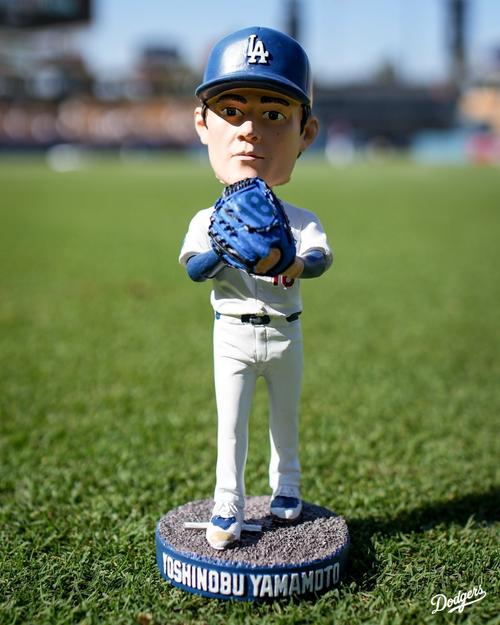 山本由伸のボブルヘッド配布「夢のような夜！」前日メジャー最多8勝目