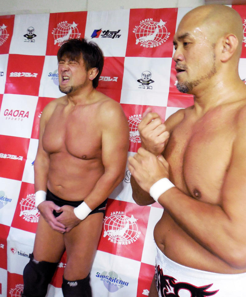 秋山準、初勝利も急所攻撃で悶絶の相棒大森を気遣う - プロレス : 日刊