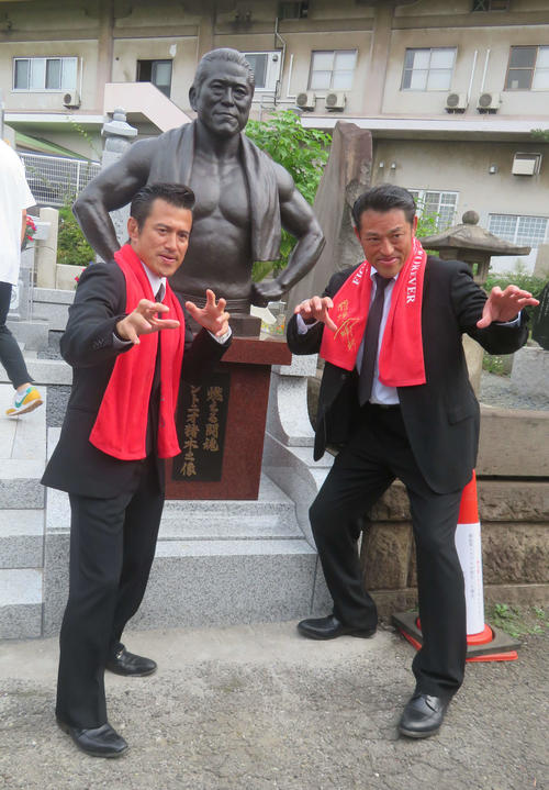 アントニオ小猪木「顔に圧迫感がある」猪木さん一周忌墓参でブロンズ像