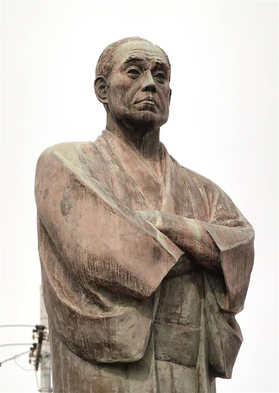 JR中津駅前にある福沢諭吉の銅像 - 中津の諭吉愛は不滅、1万円札の顔は