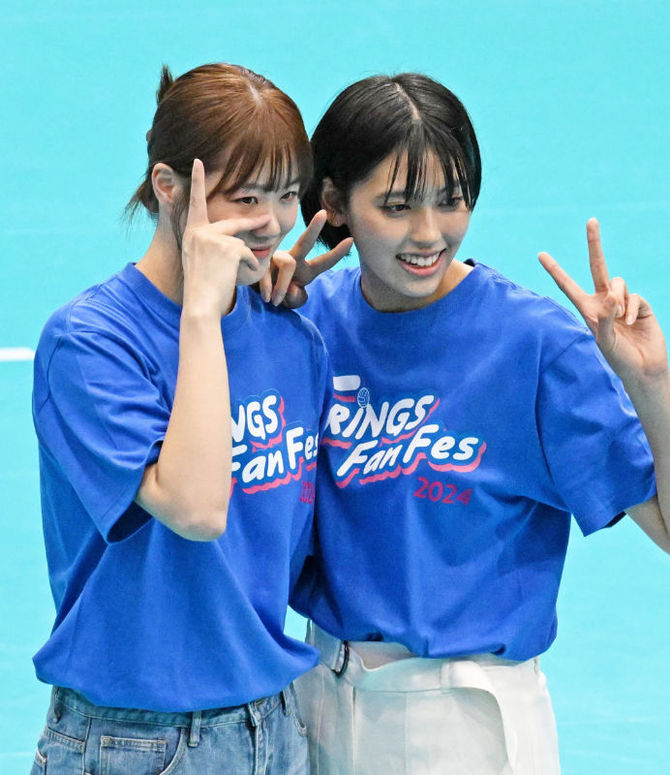 ファン感謝イベントでルーキーの井上未唯奈（右）とツーショット写真に