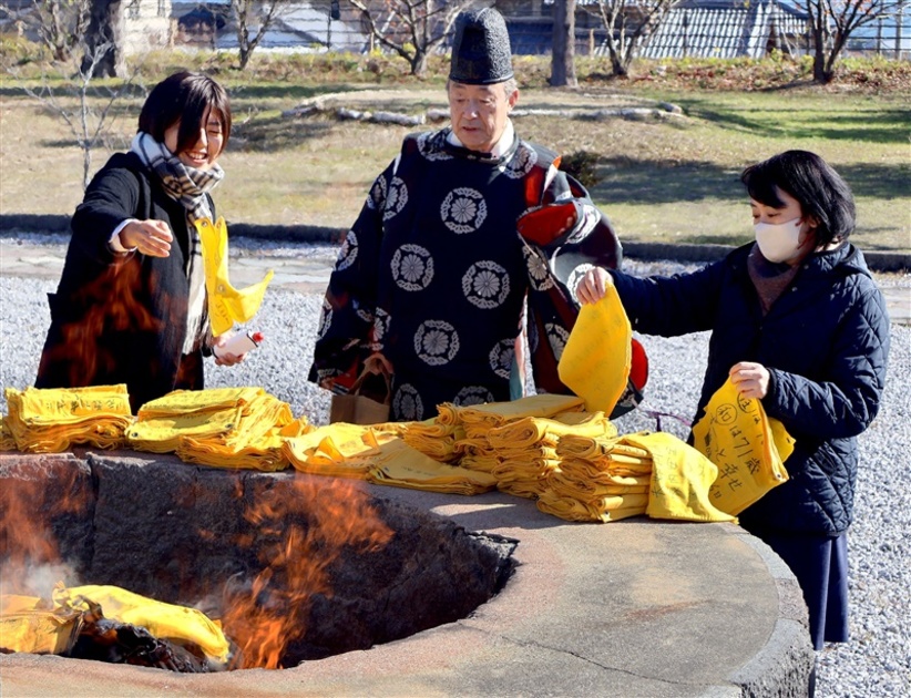 黄色いハンカチに書き込んだ願い事、燃やして成就祈願 長崎の島原鉄道