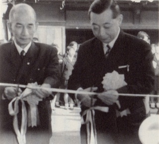 俳優の森繁久弥さんが1989年9月1日に記帳した芳名録 - 取り壊し危機