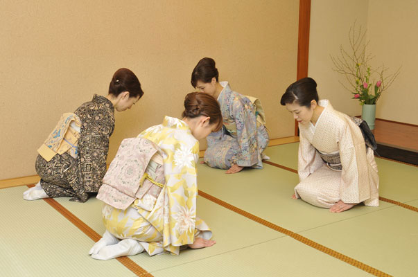 礼法・マナー初級コース | 着付け教室 装道礼法きもの学院