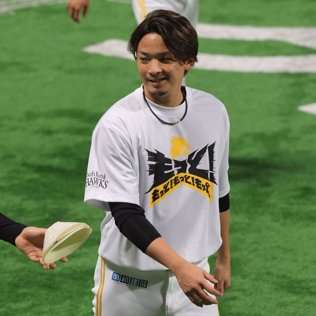 タカポイント交換に選手着用デザインTシャツが登場！ | 福岡