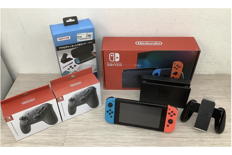 Nintendo Switch 本体 / Proコントローラー2個 / アクセサリー7点