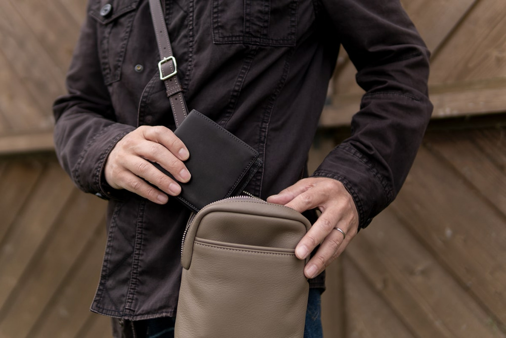 身軽な日もレザーショルダーで大人のおしゃれを｜キャバレッティ