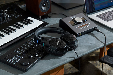 立体音響などの制作に適したクリエイター向け背面開放型モニター