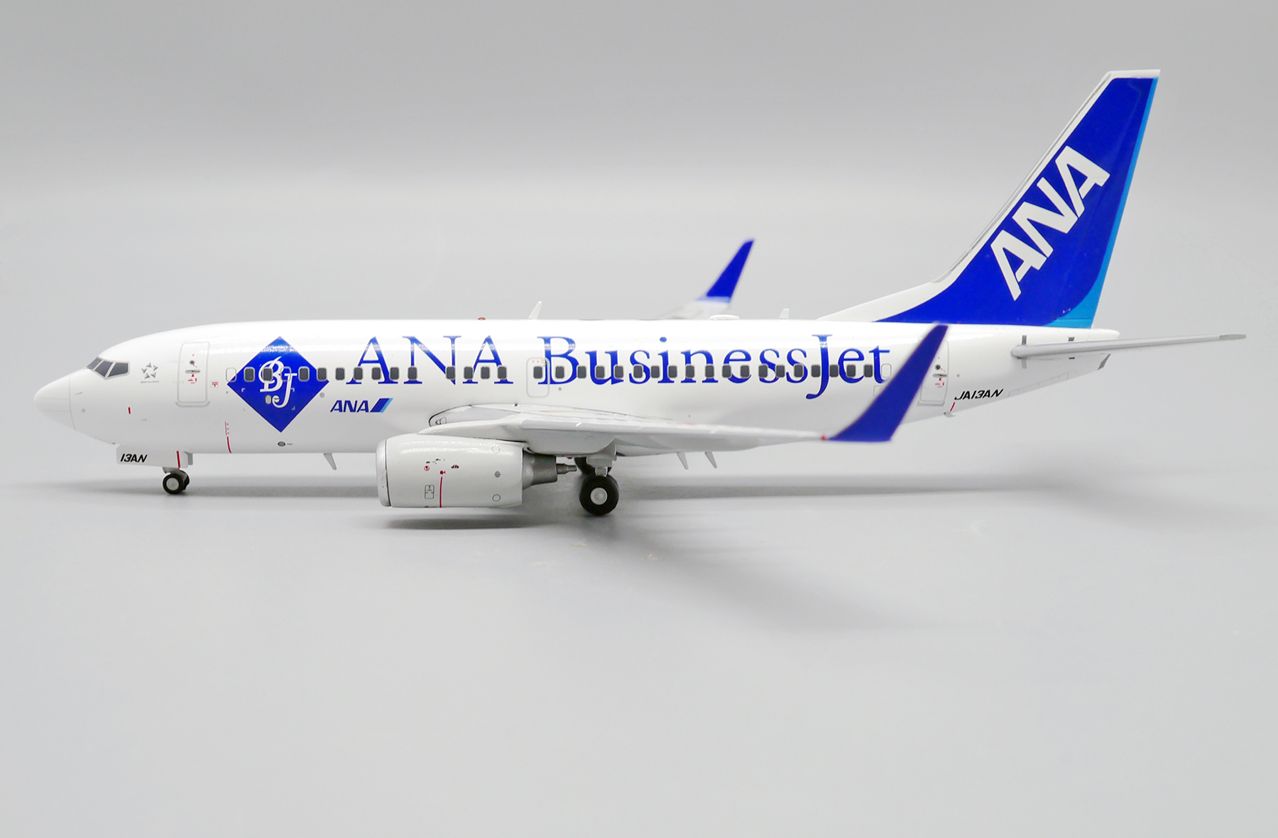 ScaleModelStore.com :: JC Wings 1:200 - EW2737004 - ANA - All