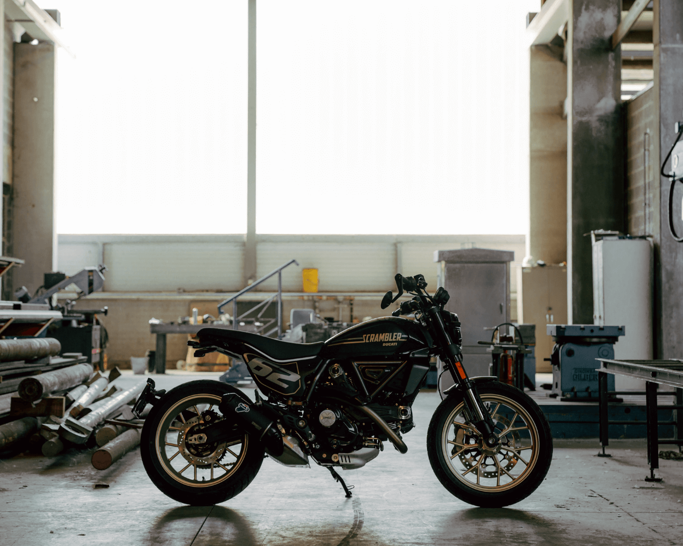 Ducati Scrambler® Full Throttle - ストリートトラッカーの姿勢