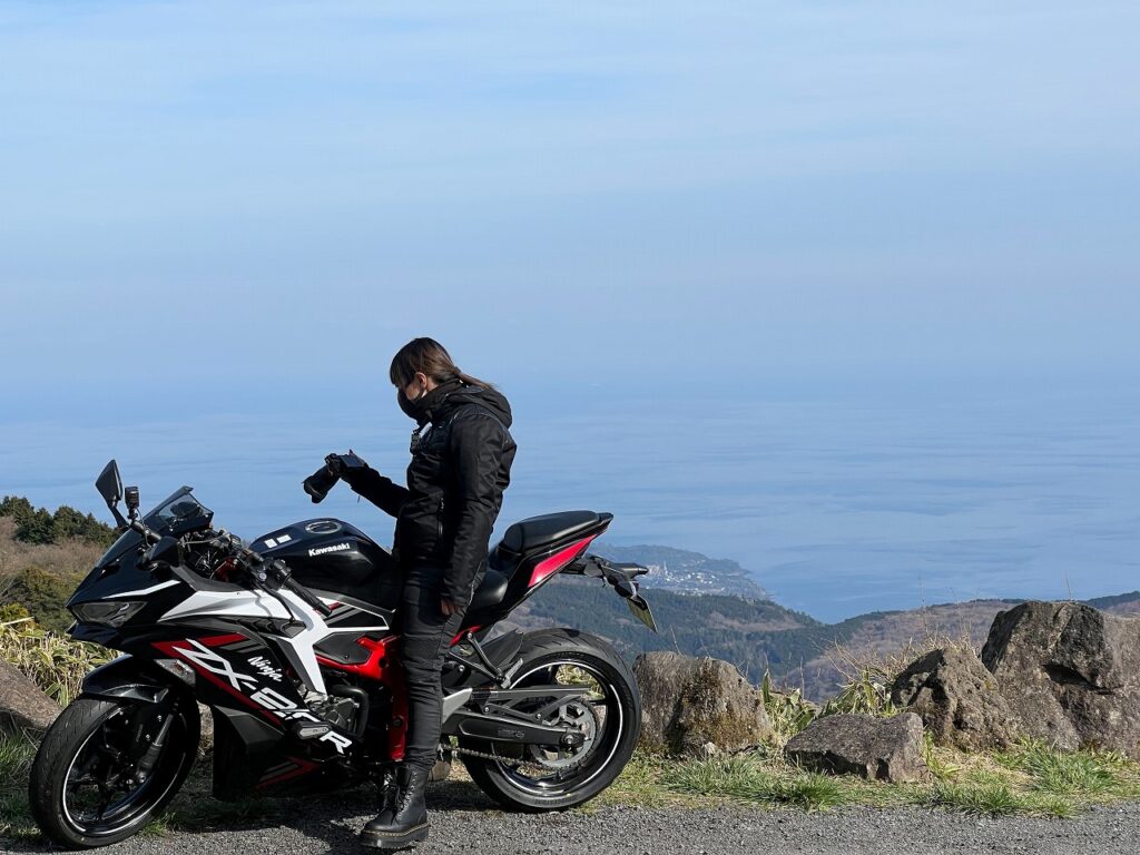 曲がる！速い！【ZX-25R】に乗ったら、戸惑ったけど楽しかった話 <低