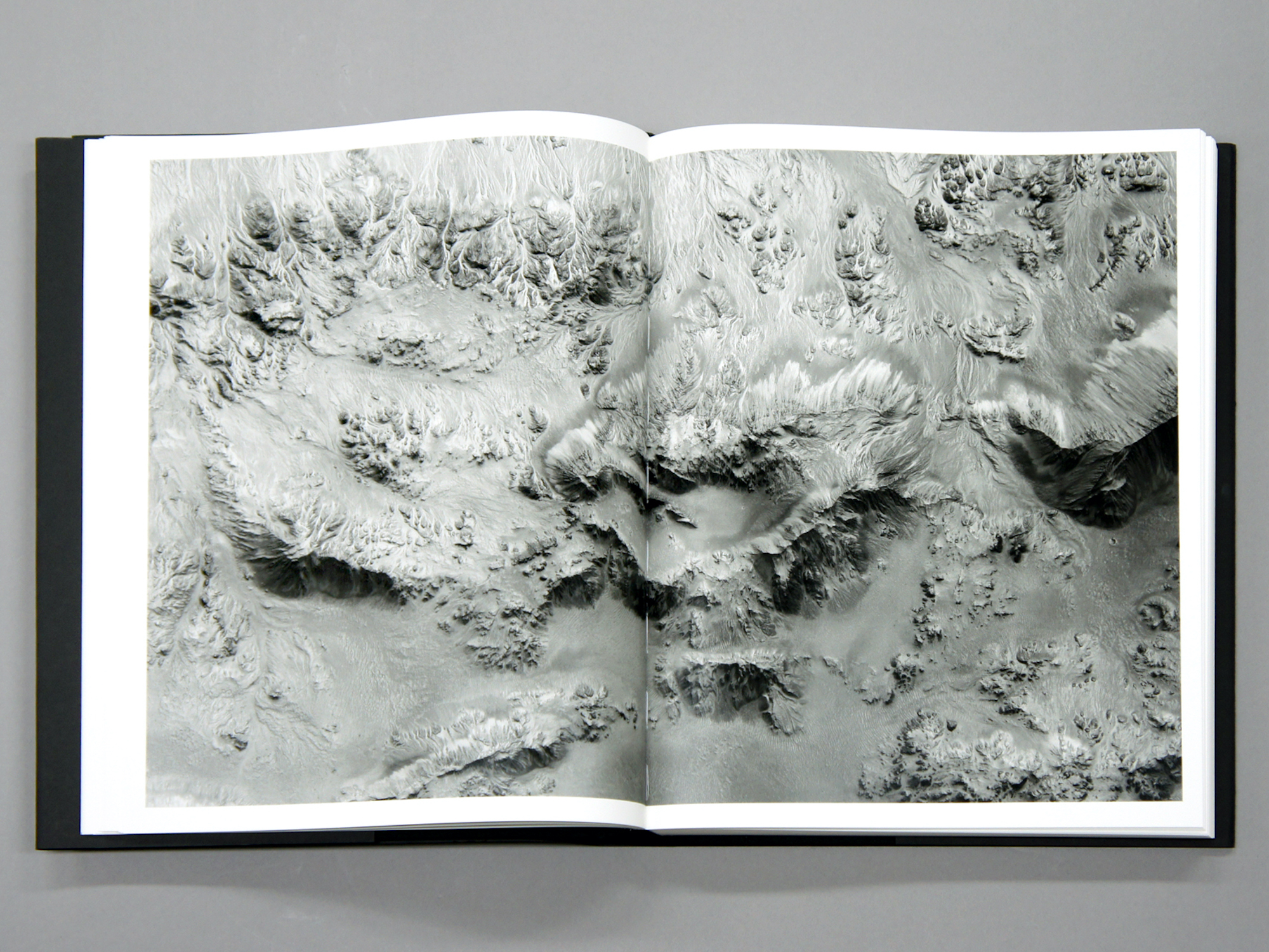 MARS 火星 ―未知なる地表 惑星探査機MROが明かす、生命の起源｜青幻舎