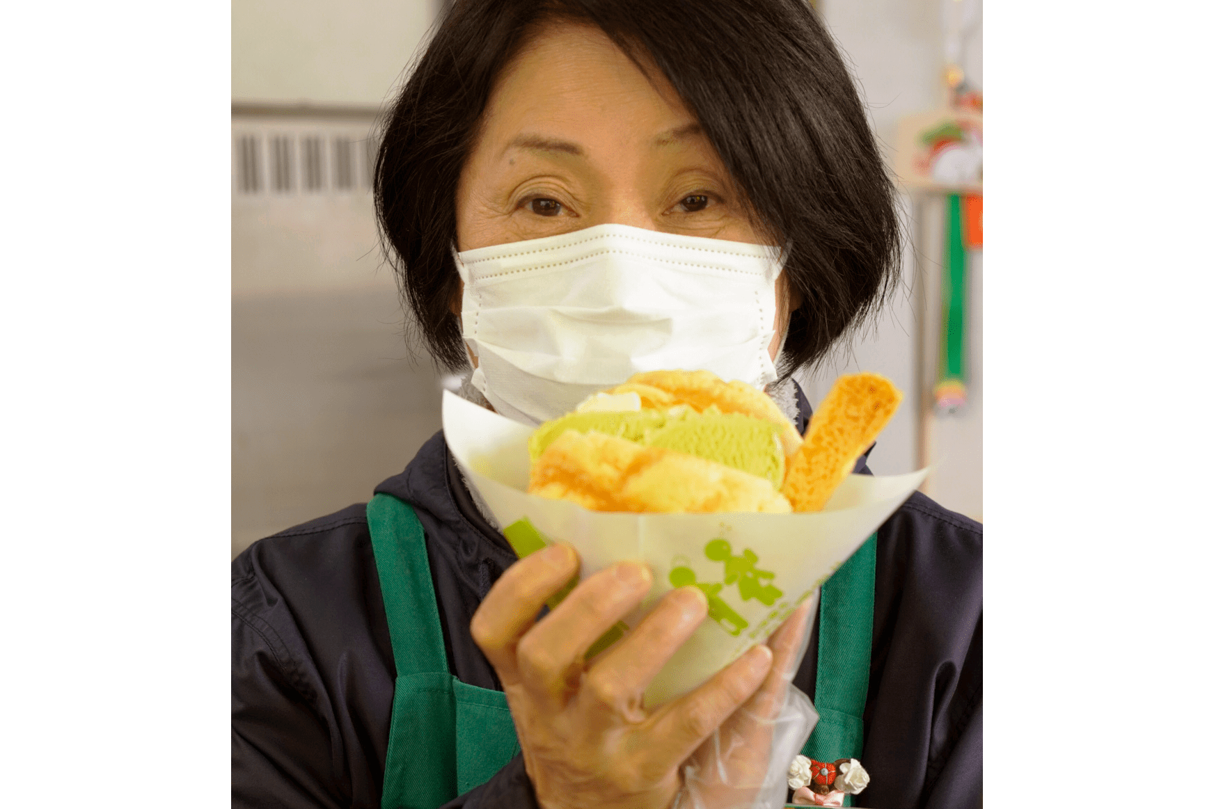 焼きたての香ばしさ＆冷んやりアイス！メロンパンアイス片手に路面電車