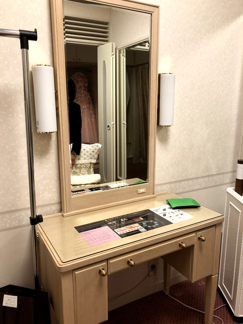 サロンセット面 オーダードレッサー ホテルのビューティーサロン女優ミラー