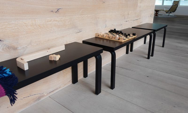 ベンチ153A ソリッドトップ / ブラックラッカーArtek（アルテック