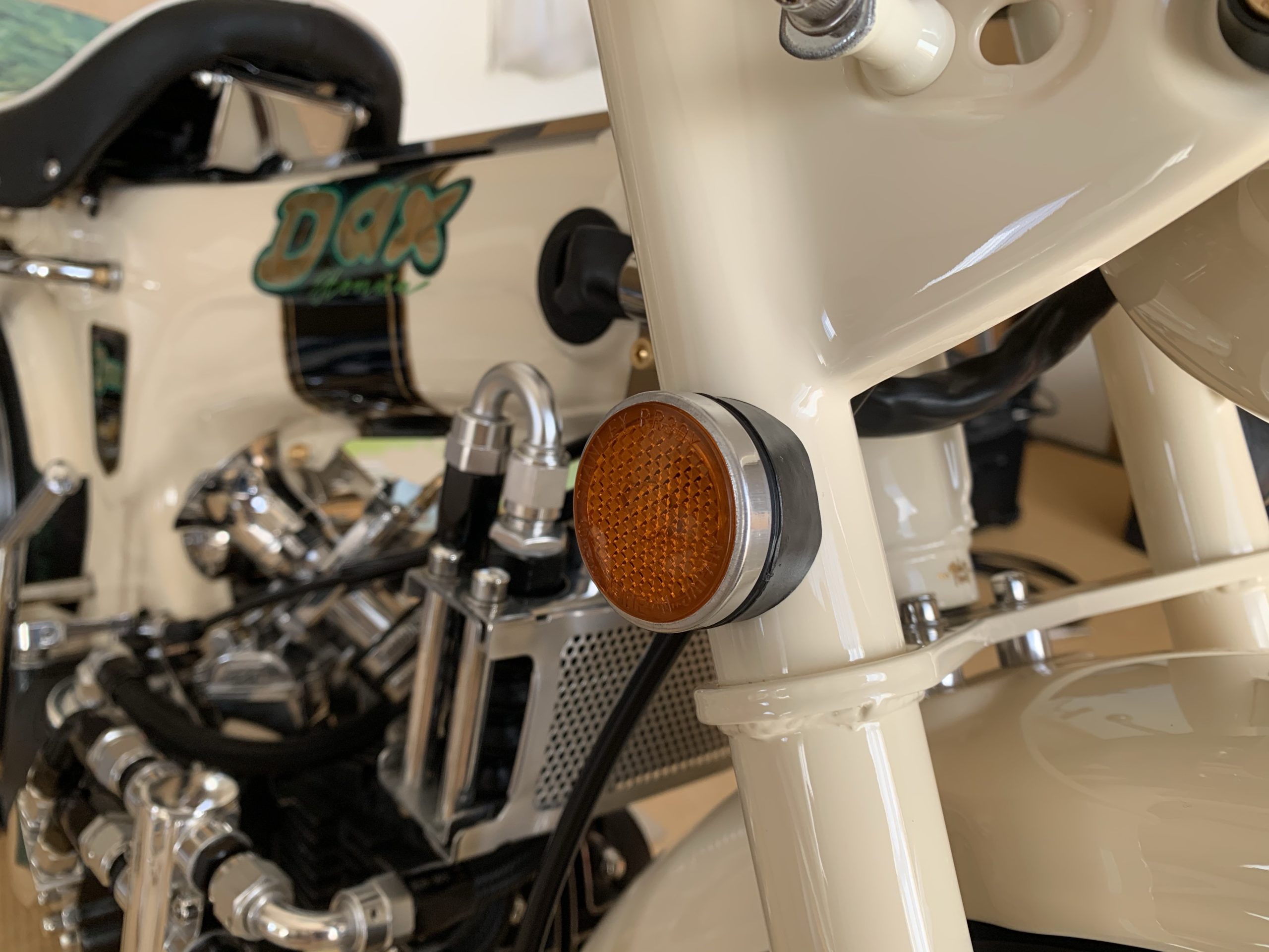 ダックス/シャリー】フロントフォークのリフレクター取り付け | Freedom