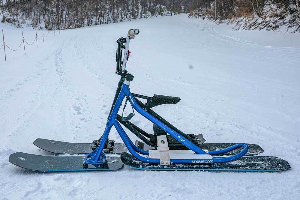 スノーバイクって何？ スノースクートとスノーモトの違いは