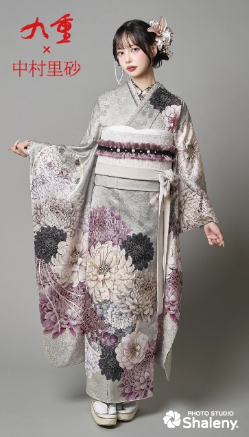 九重 × 中村里砂の振袖-グレー|成人記念の新作振袖ご紹介