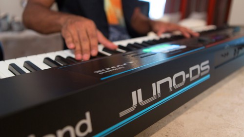 電池駆動で88鍵盤モデルJUNO-DS88！根強い人気のRolandのシンセ『JUNO