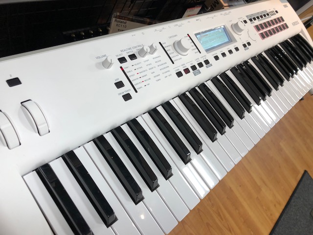 ライブで使うシンセは白いカラーのKORG「KROSS2」で決まり！｜島村楽器