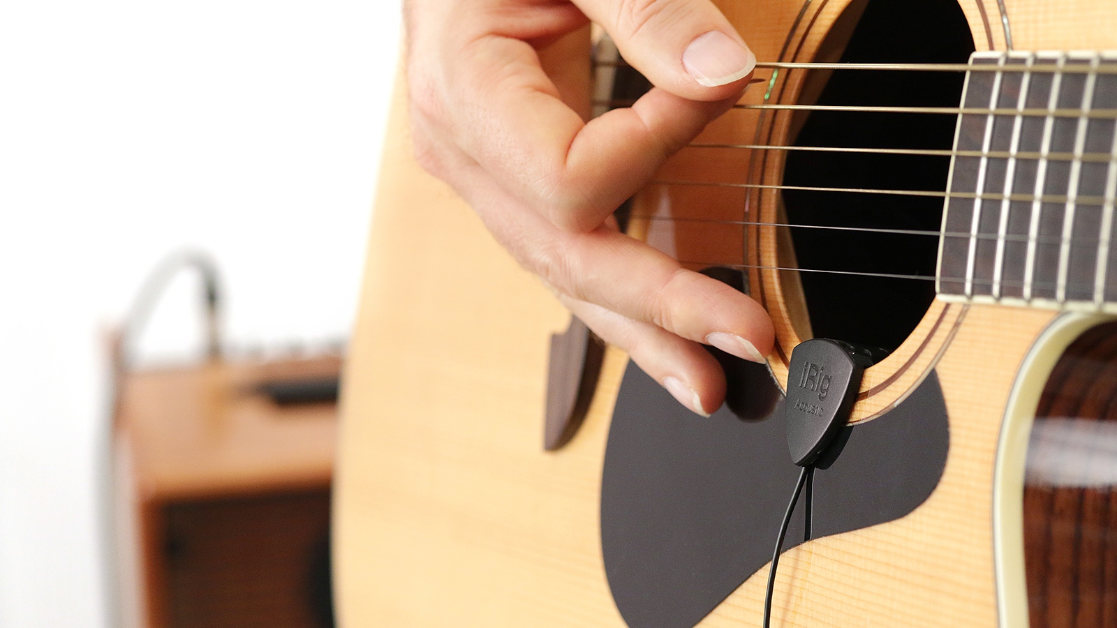 あなたのアコギを簡単にエレアコに！？取付工事不要のピックアップをご