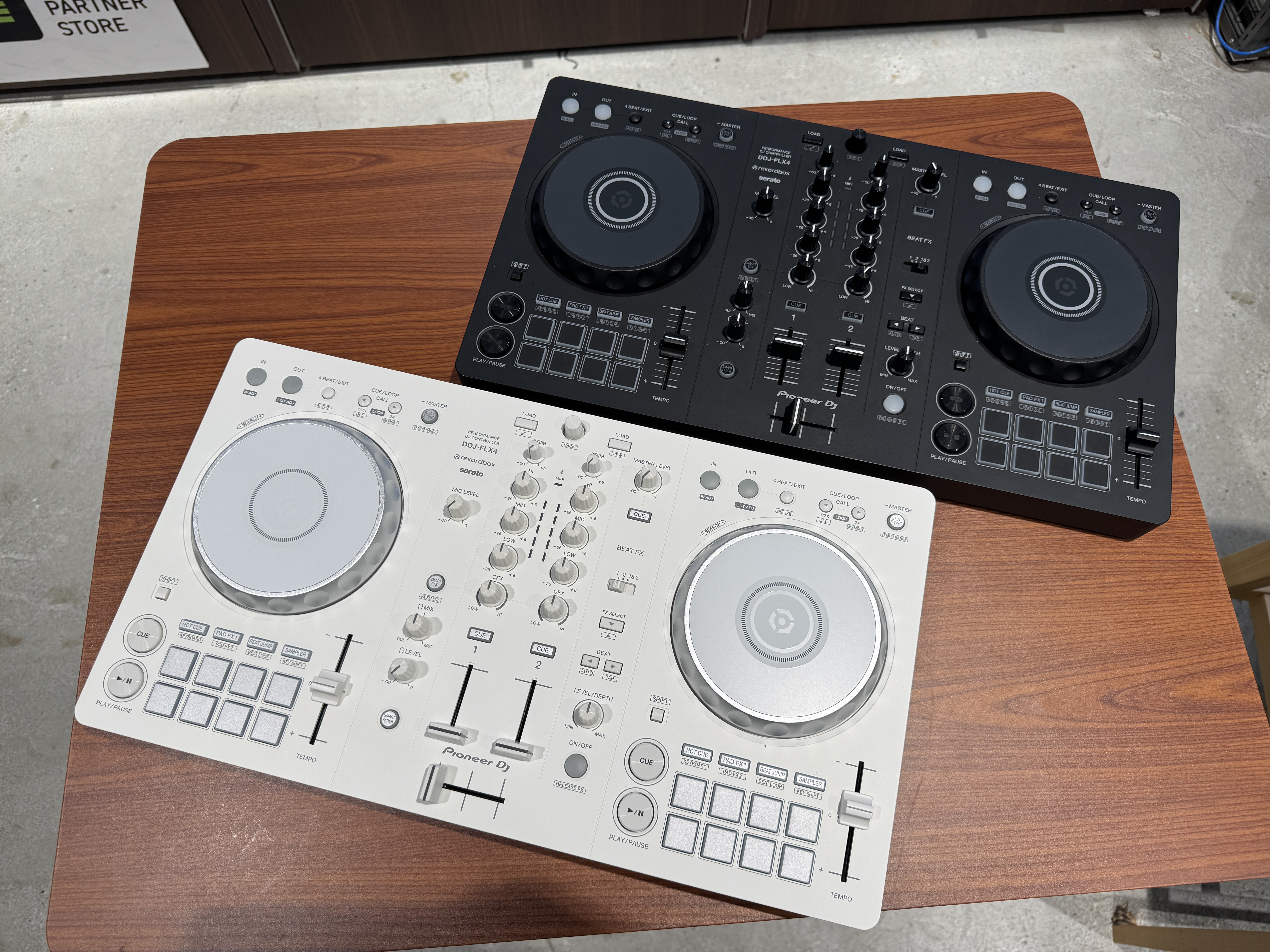 PioneerDJ(Alpha Theta)から人気のDDJ-FLX4の限定ホワイトカラー