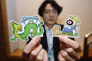 ひこねのりおさんのステッカー付き前売り券発売へ 辰野美術館 | 信州